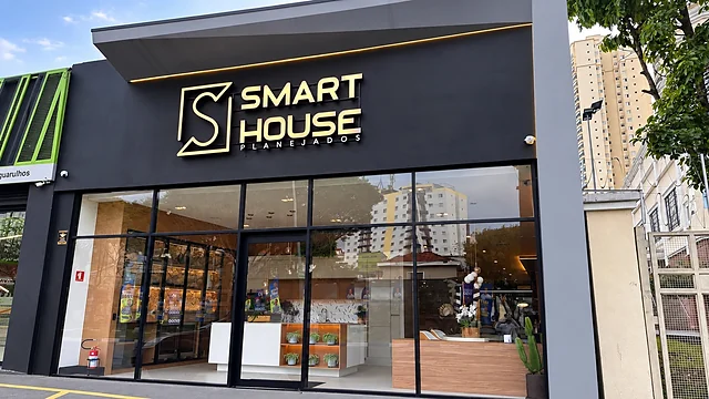 Fachada da loja Smart House Planejados em Guarulhos, com letreiro iluminado e vitrine de vidro